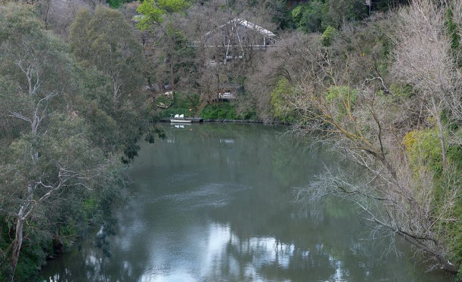 River house Kew located on the banks of the Yarra River Melbourne with private boat jetty